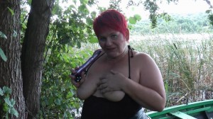 alte Frau oben ohne mit Dildo in der Hand